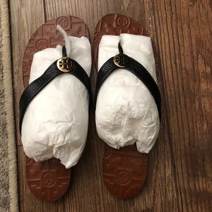 Tory Burch black logo flip flop Sandal brand new 8